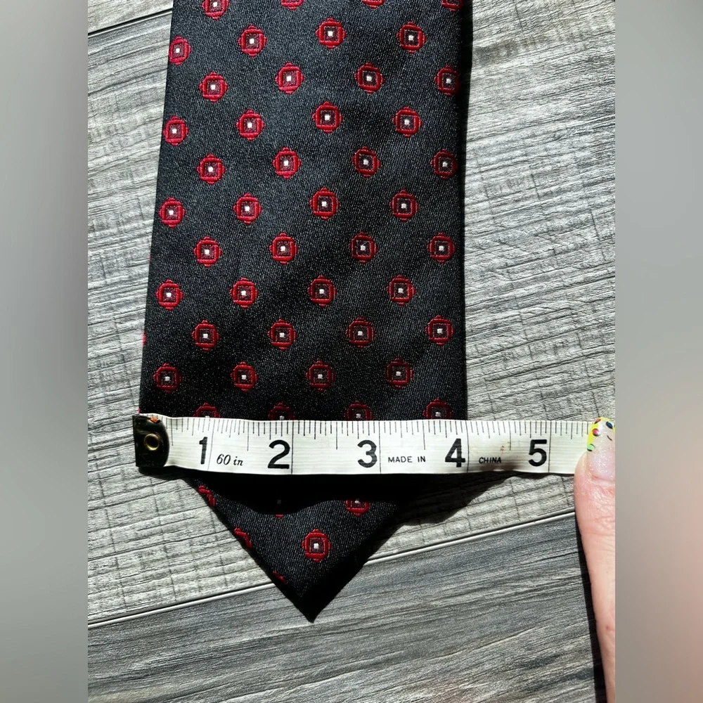 Dior Black and Red Silk Tie with Classic Pattern